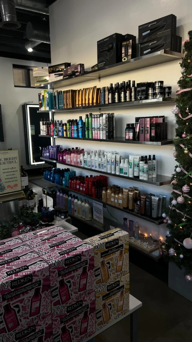 Now’s the time to schedule that December appointment 🌲✨💆‍♀️
>> You can schedule online through the link in our bio or call us: 
Macon: (478)-474-4856 
Warner Robins: (478)-721-4335 

#BMonroeSalon

 #MaconSalon #WarnerRobinsHair

Macon Georgia • Warner Robins Georgia • Hair Salon