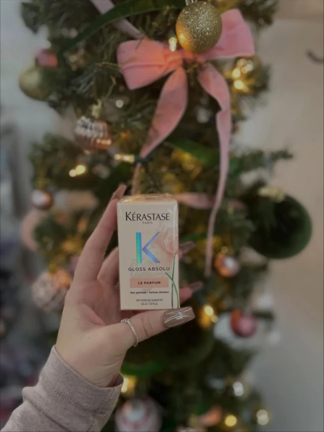 Something we’re hoping will be under the tree for you this year ❣️🌲🎁
>> The brand new KÉRASTASE Gloss Absolu Hair Perfume ✨✨✨
If you love how luxe our shampoos/conditoners smell, this is for YOU! 
Stop in and smell a sample today 🤩

Photo: @styledelegance.bysky