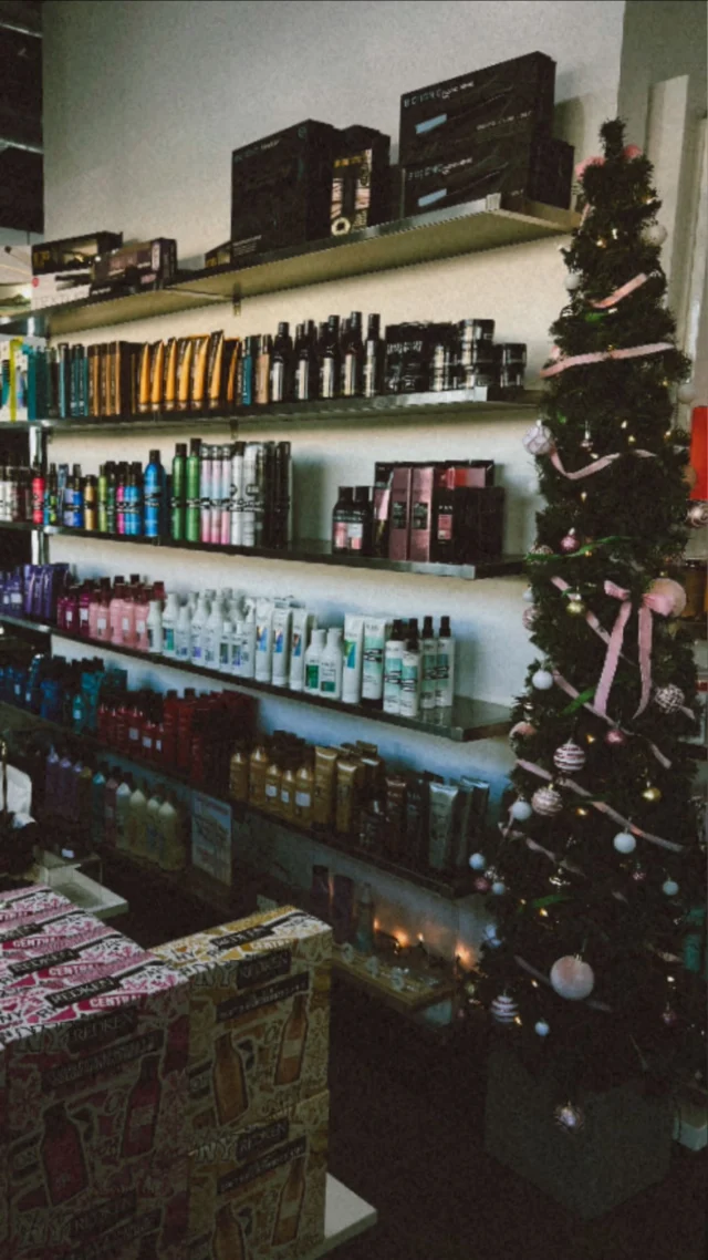 If you see our best helper around, give him a high five! Thanks Santa! 🎁✨🎄♥️
#BMonroeSalon