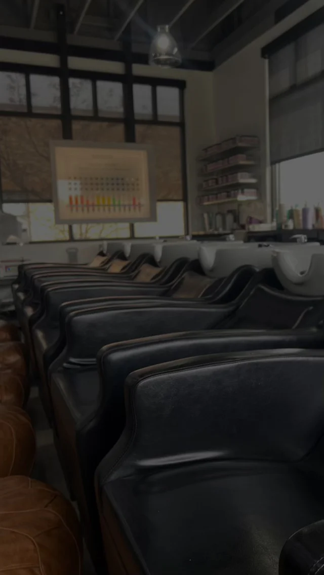 The hairstylist equivalent to headphones in your pocket 😐
Masters with a round brush, but the cords are none of our business 🔌🙅‍♀️
#BMonroeSalon

#HairSalon #HairstylistHumor #RedkenSalon

Macon Georgia • Warner Robins • Salon